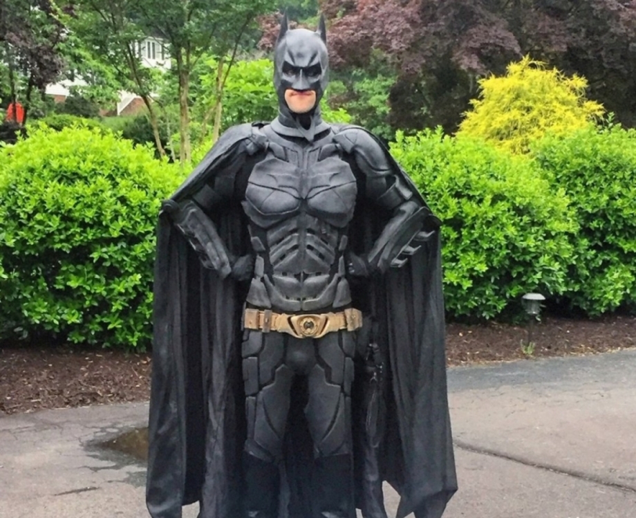 Homem se veste de Batman para salvar animais prestes a sofrer eutan&aacute;sia