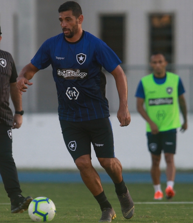 Diego Souza é observado pelo técnico Eduardo Barroca no treinamento do Alvinegro - VITOR SILVA/BOTAFOGO