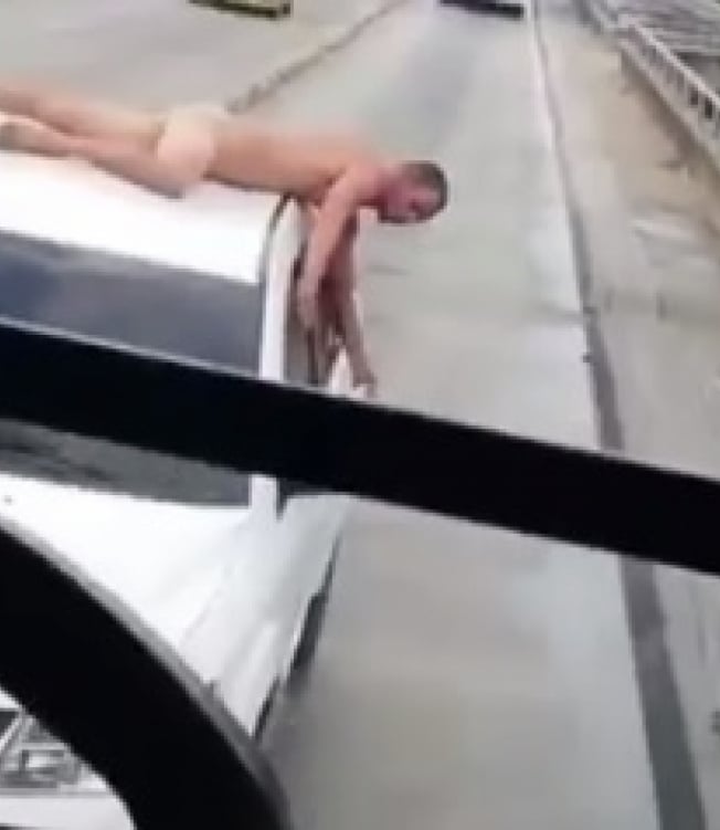 Homem pelado chama atenção de motoristas e pedestres - Reprodução 