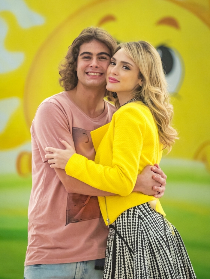 No cenário do Patotinha Mágica, Manu (Isabelle Drummond) pede desculpas a João (Rafael Vitti) e se declara para ele, em 'Verão 90'.