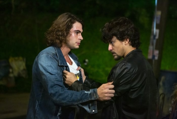 João (Rafael Vitti) diz algumas verdades na cara de Jerônimo (Jesuíta Barbosa), provocando a ira do irmão em 'Verão 90'
