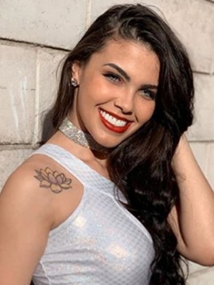 Karina Barros levou uma 'microfonada' de Faust&atilde;o nos dentes