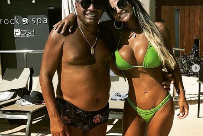 Tiririca está de férias em Cancún com a esposa, Nana Magalhães