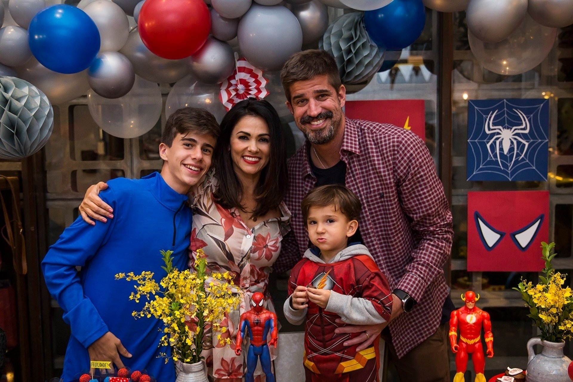 Tiazinha faz festa de aniversário do filho com heróis de máscara