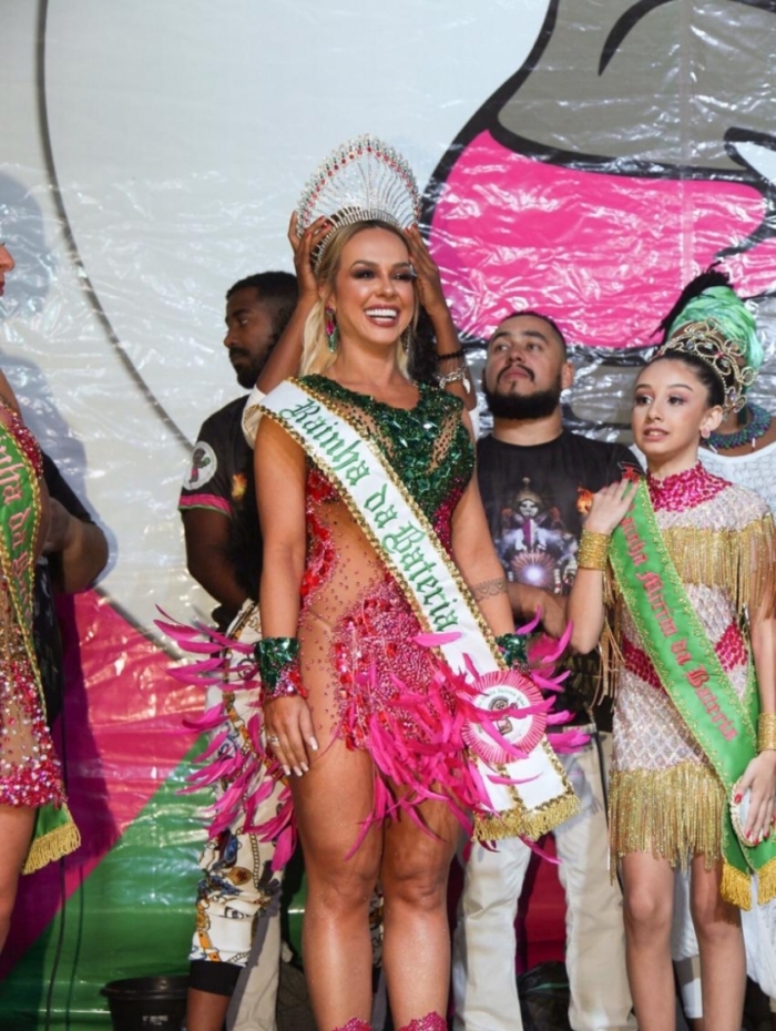 Renata Spallici é coroada rainha de bateria da Faculdade do Samba Barroca Zona Sul
