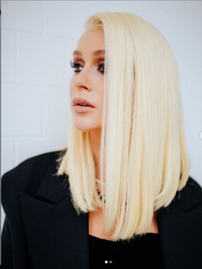 Marina Ruy Barbosa surge loura