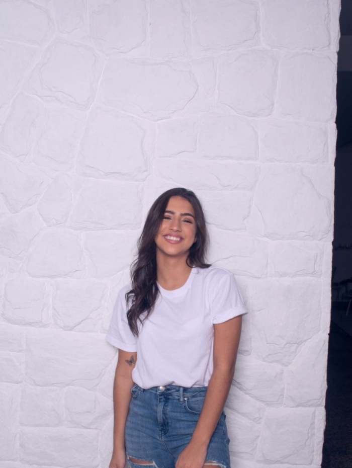 Julia Joia fala de saudade em nova música "Longe de Casa"