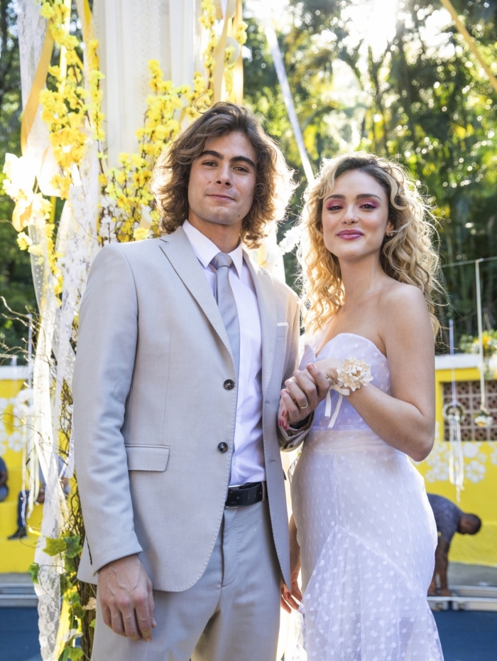 Os noivos Jo&Atilde;&pound;o (Rafael Vitti) e Manu (Isabelle Drummond), em 'Ver&Atilde;&pound;o 90'