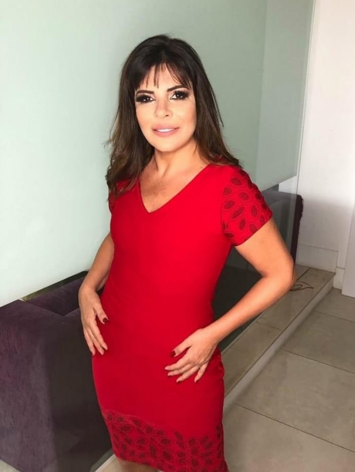 Mara Maravilha cantou 'Chega de saudade', de João Gilberto, enquanto saía de dentro da nave