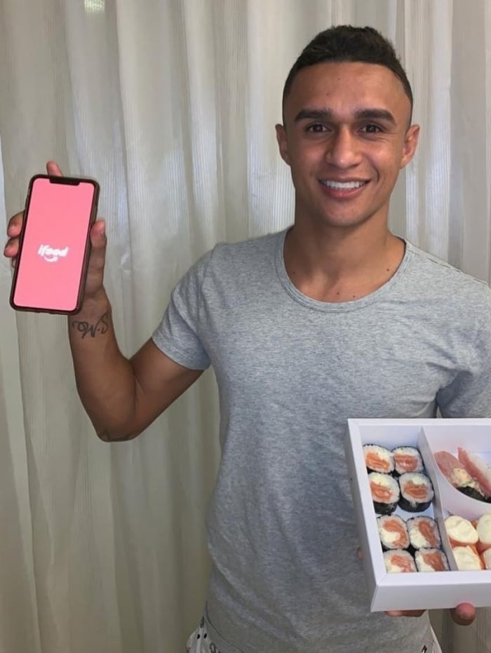 O atacante Erik troca o futebol brasileiro pelo japonês