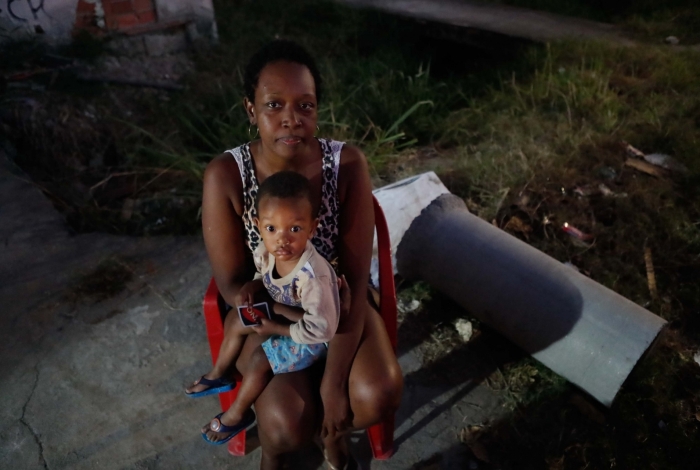 Maiara Silva com um dos cinco filhos: preocupação com valões a céu aberto, em Meriti
