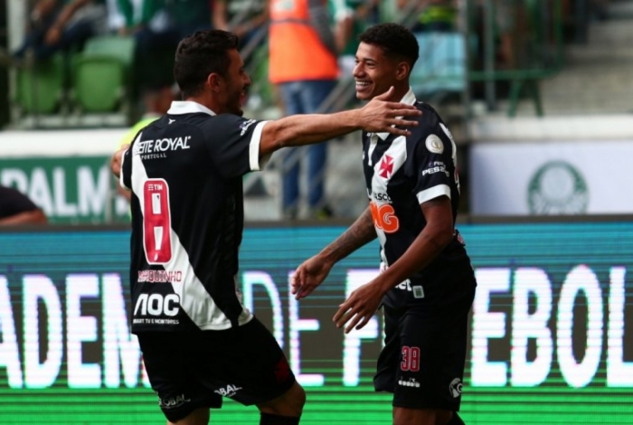 Marquinho (8) corre para abraçar Marrony após o atacante colocar o Vasco em vantagem contra o Palmeiras