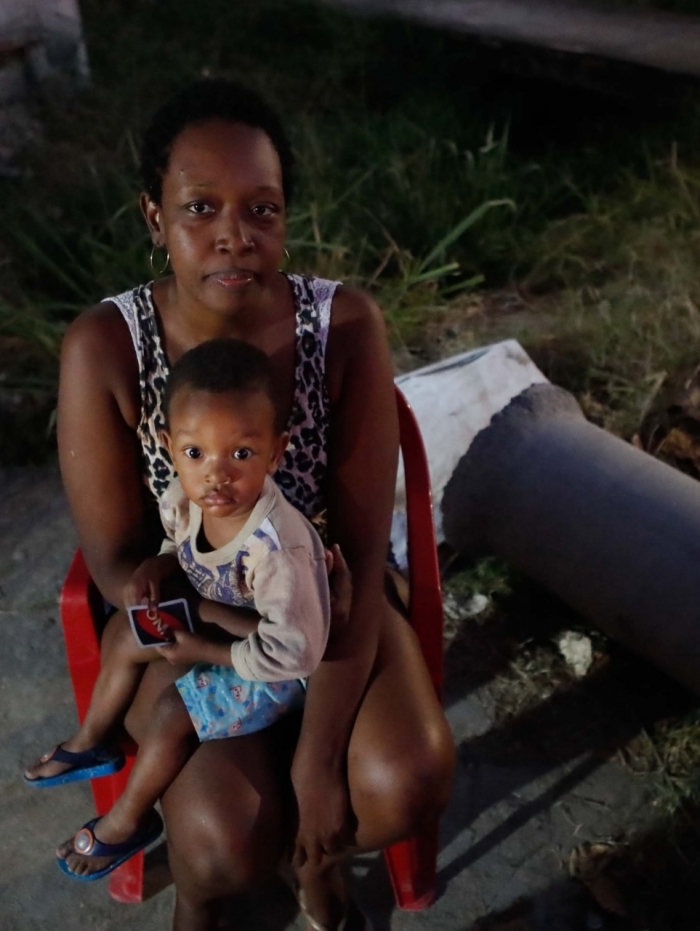 Maiara Silva com um dos cinco filhos: preocupação com valões a céu aberto, em Meriti
