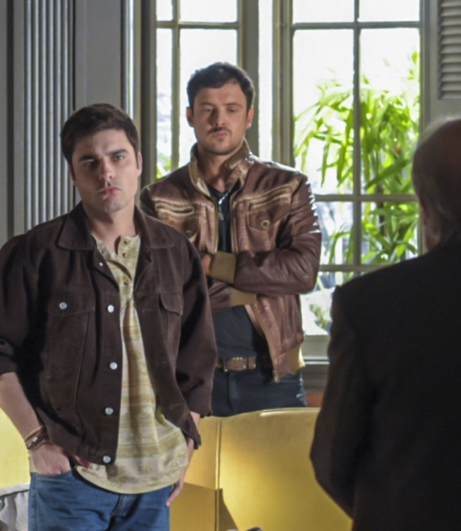 Leandro (Guilherme Leicam) chegou em São Paulo para dar conta da encomenda de Chiclete (Sergio Guizé)