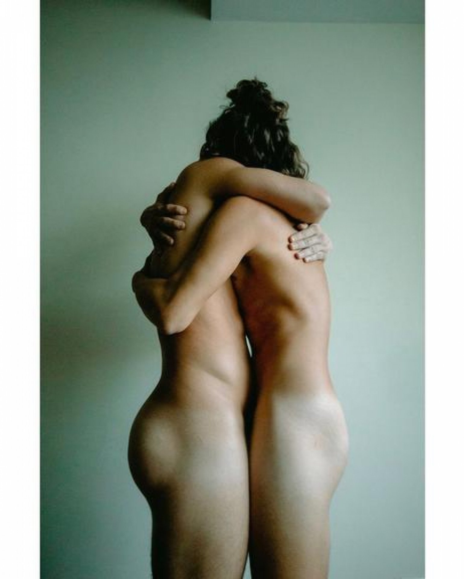 Francisco Vitti posa peladão abraçado ator de 'A Dona do Pedaço'