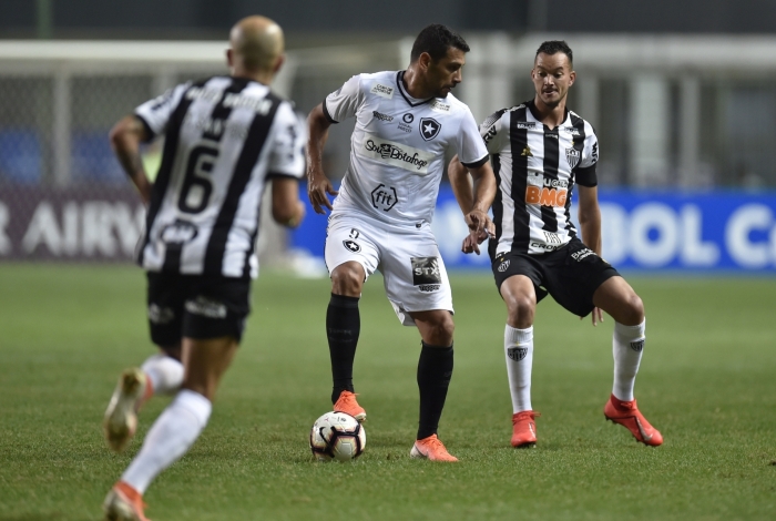 Entre Fábio Santos e Réver, Diego Souza domina a bola e tenta levar o Botafogo à frente: fim do sonho da Sul-Americana