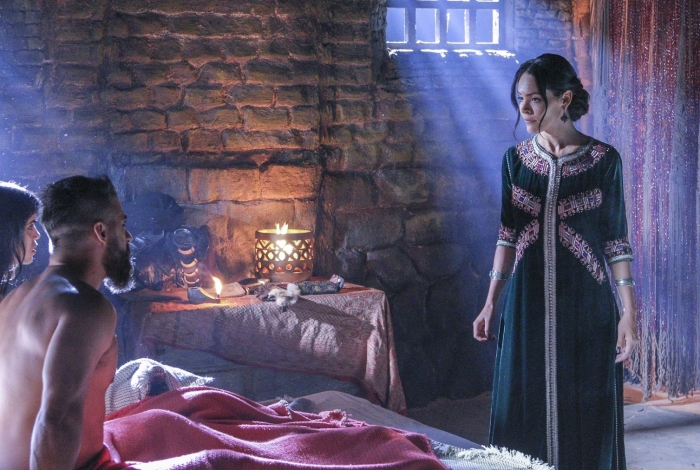 Getúlia (Hylka Maria) ameaça contar sobre o caso de Hannibal (Rafael Sardão) e Anaid (Brendha Haddad), em 'Jezabel'