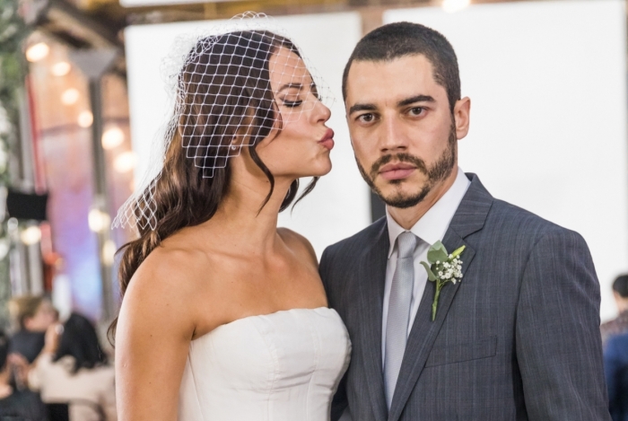 Virgínia (Paolla Oliveira) foi abandona no altor por Camilo (Lee Taylor), em 'A Dona do Pedaço'