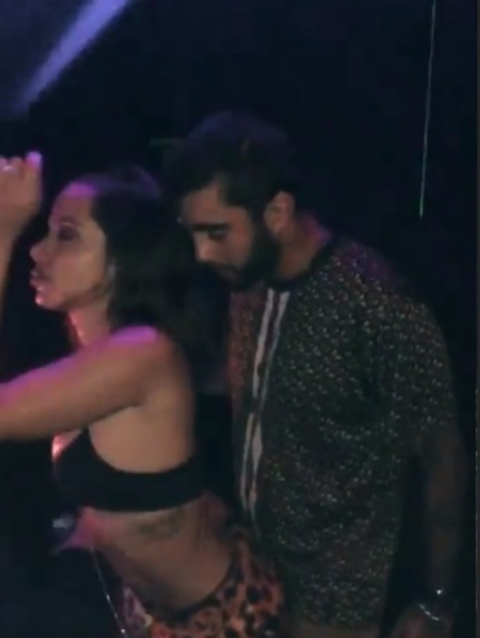 Anitta e Pedro Scooby dançam coladinhos