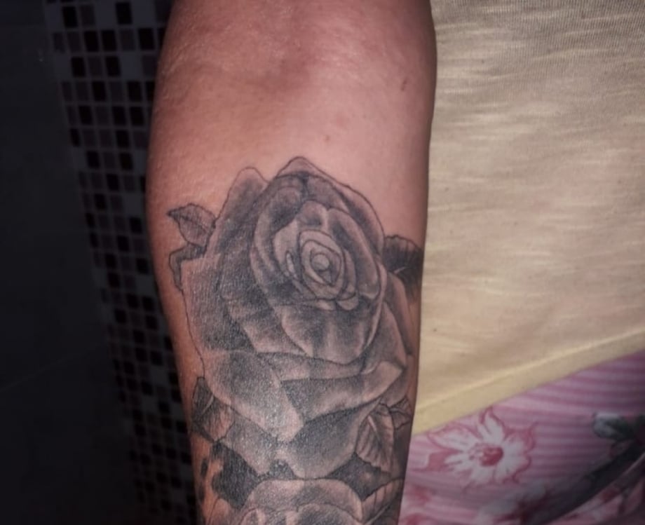 Nova tatuagem de flor no antebraço