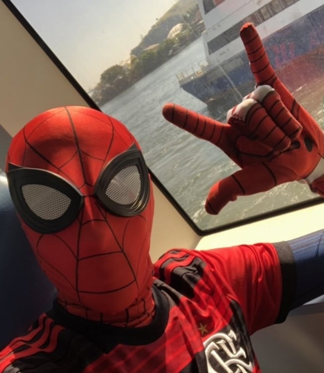 Breandon Ferreira Torres cumpriu a promessa e foi trabalhar vestido de Homem-Aranha - Reprodução Twitter