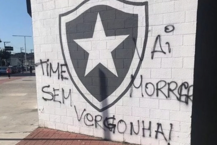 O muro do Nilton Santos amanheceu pichado