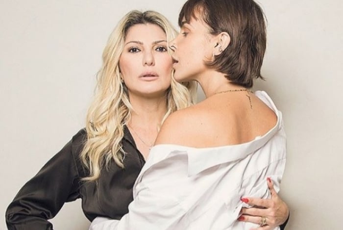 Antonia Fontenelle posa em foto sensual com atriz Robertha Portella