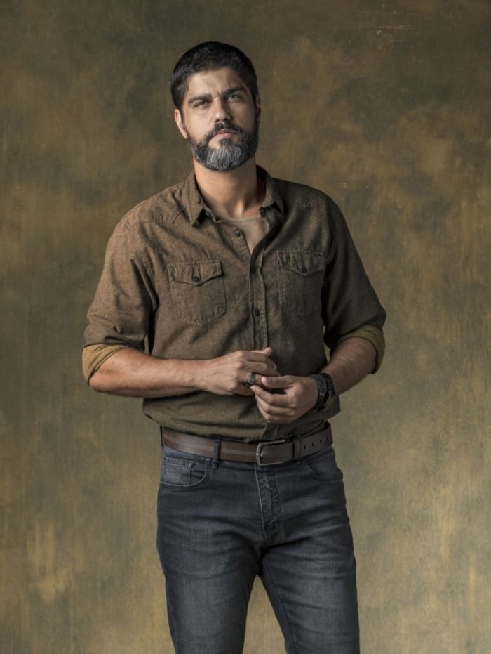 Hussein (Bruno Cabrerizo) retorna ao Brasil e fica assustado quando descobre que Jamil (Renato Góes) está casado com Dalila (Alice Wegmann), em 'Órfãos da Terra'