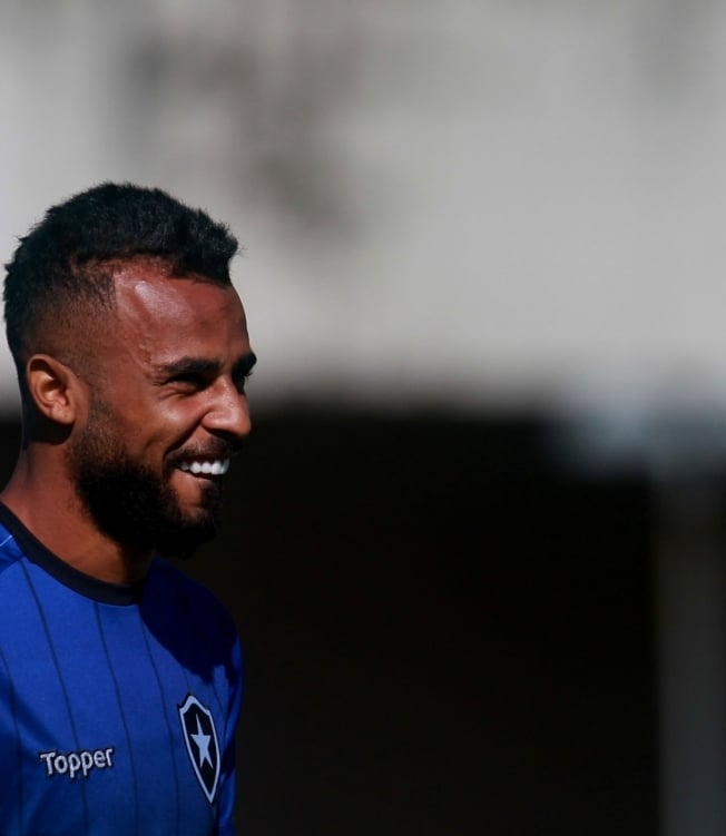 Alex Santana é o artilheiro do Botafogo na temporada