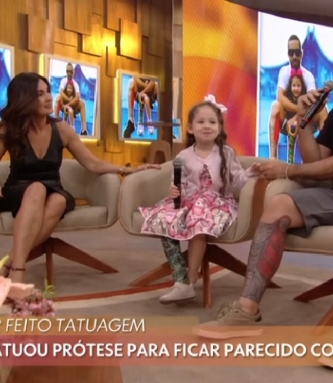 Pai faz tatuagem em forma de prótese para homenagear a filha