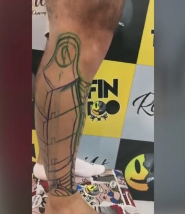 Pai faz tatuagem em forma de prótese para homenagear a filha