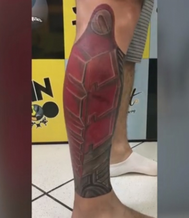 Pai faz tatuagem em forma de prótese para homenagear a filha