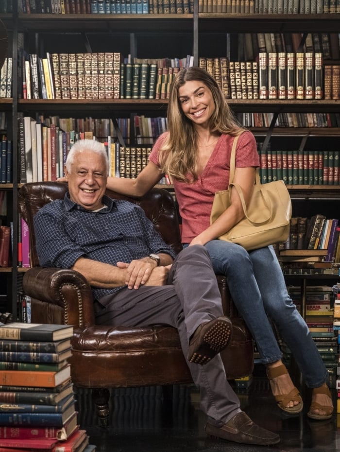 Alberto (Antonio Fagundes) se aproxima de Paloma (Grazi Massafera)
