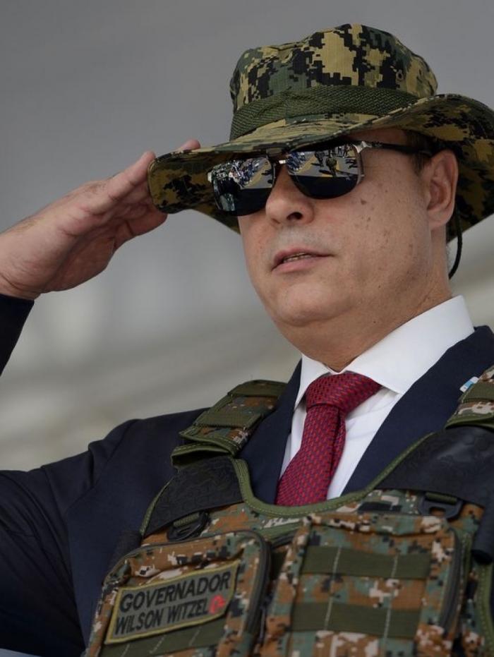 O governador Wilson Witzel presta continência na cerimônia 