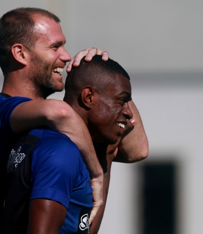 Carli abraça Benevenuto no treino do Botafogo. Os dois jogarão juntos amanhã