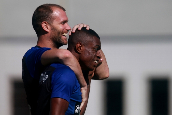 Carli abraça Marcelo Benevenuto: os dois jogarão juntos amanhã