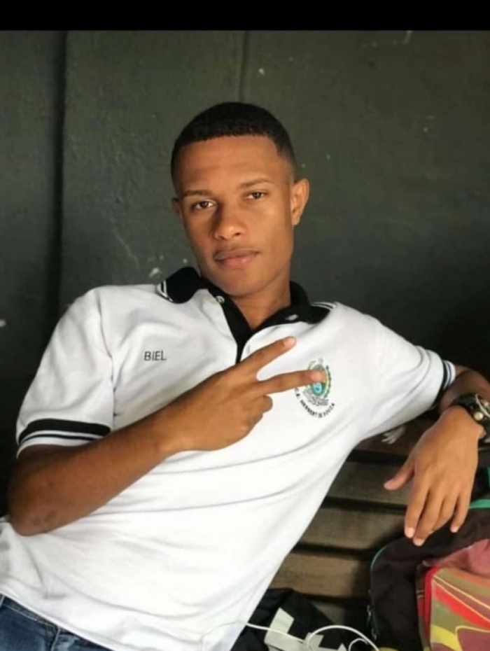 Gabriel Pereira Alves, de 18 anos, morreu atingido por um tiro no peito enquanto esperava um ônibus perto do Borel para ir para o colégio 