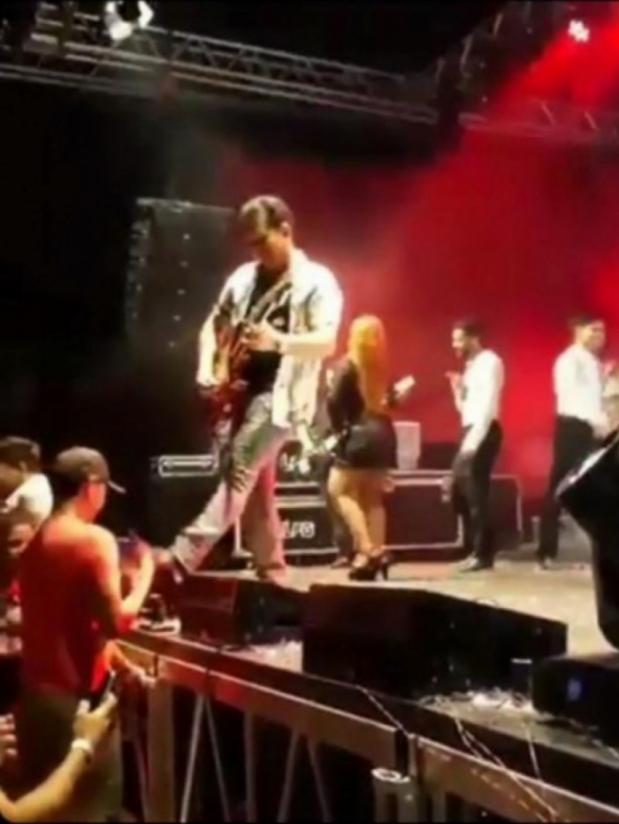 Ximbinha chuta celular de fã 