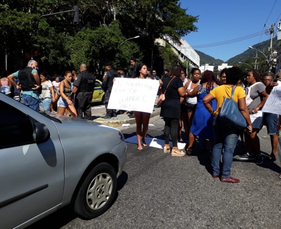 Moradores do Borel e familiares fazem uma manifesta&ccedil;&atilde;o em frente ao local onde Gabriel foi baleado, na Rua Conde de Bonfim, na Tijuca