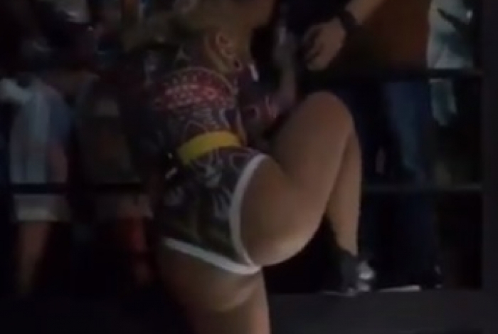 Valesca Popozuda vira ‘Mulher Aranha’ em show e escala mezanino