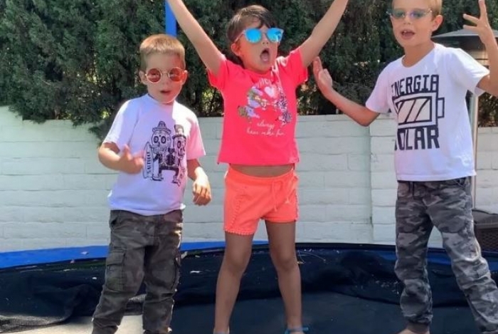 Bem, Liz e Dom, filhos do surfista Pedro Scooby, cantam em homenagem ao Dia dos Pais