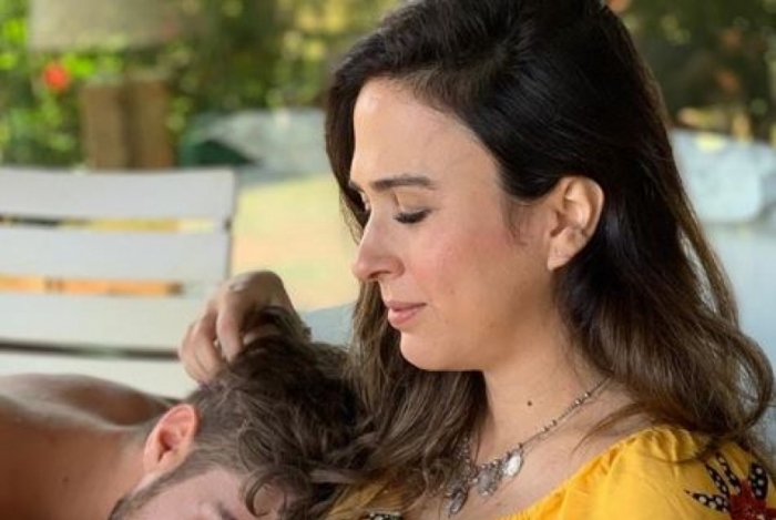 Rafael Vitti faz carinho na barriga de Tata Werneck