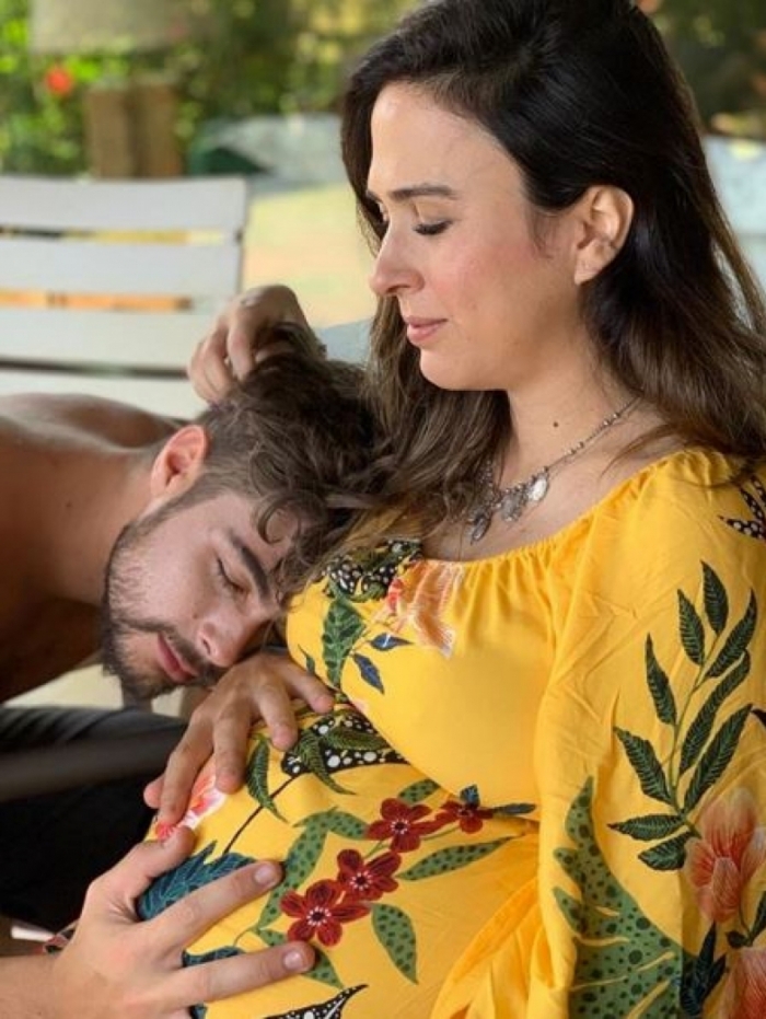 Rafael Vitti faz carinho na barriga de Tata Werneck