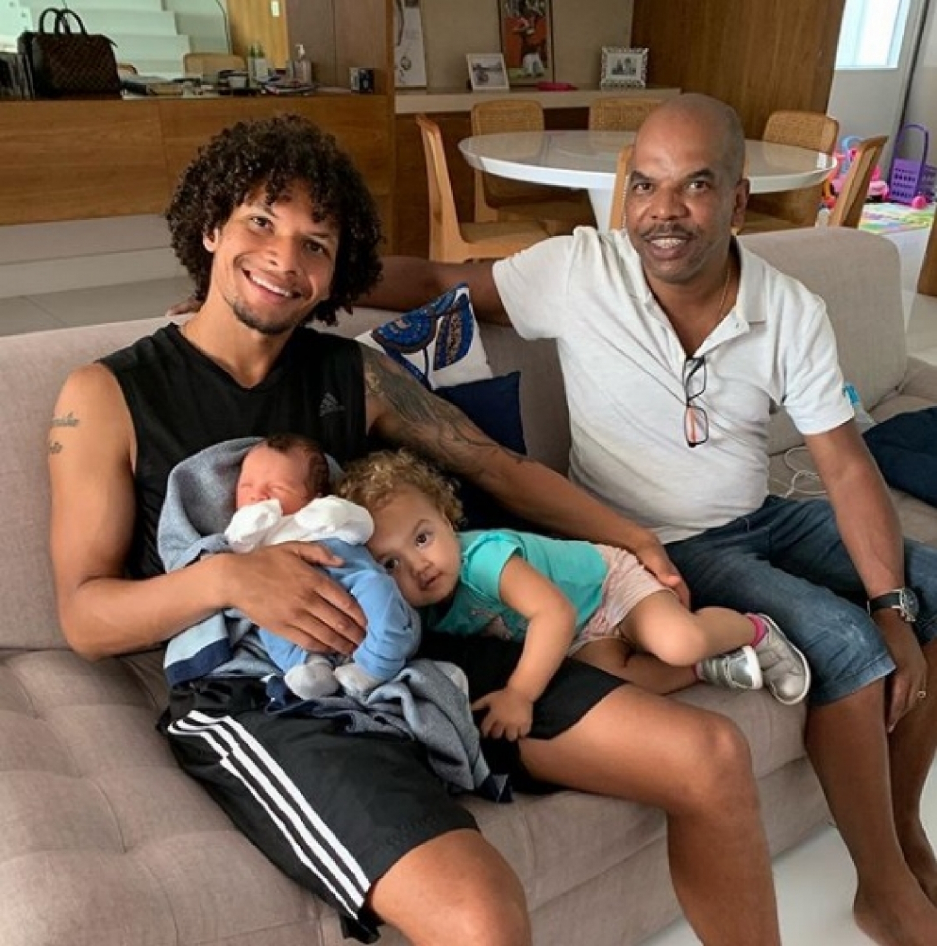 Arão posa ao lado do pai, Flávio, e dos filhos: Natan chegou no dia 9 - REPRODUÇÃO INSTAGRAM