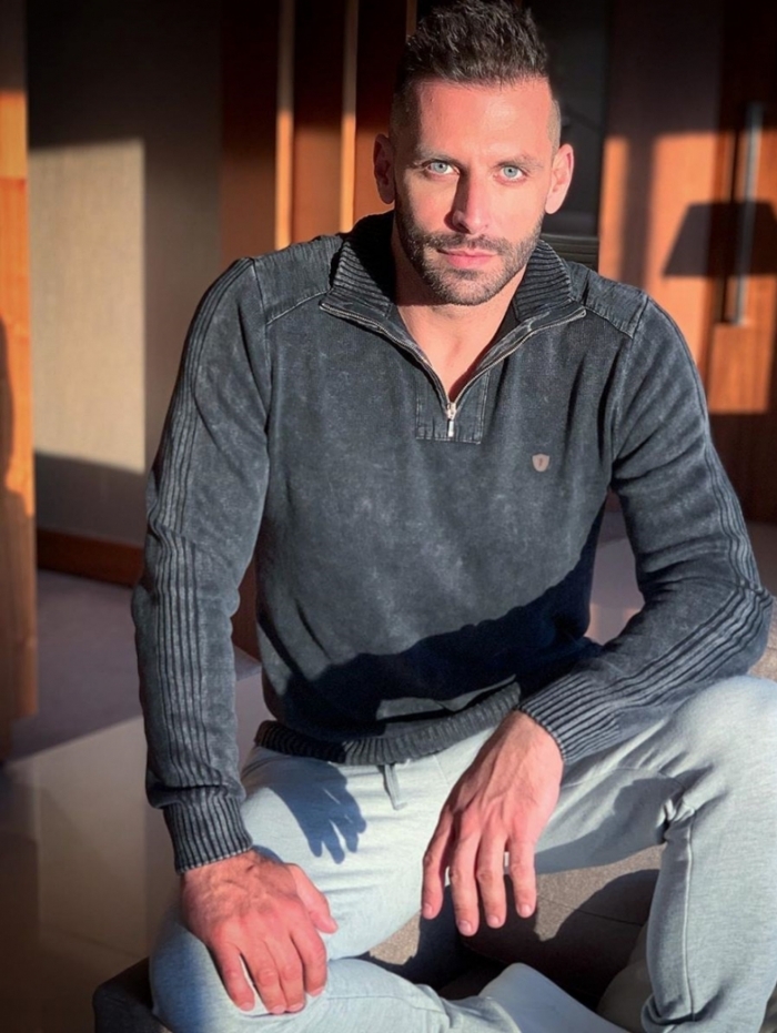 Fãs de olho! Henri Castelli posta foto de sunga e volume chama atenção