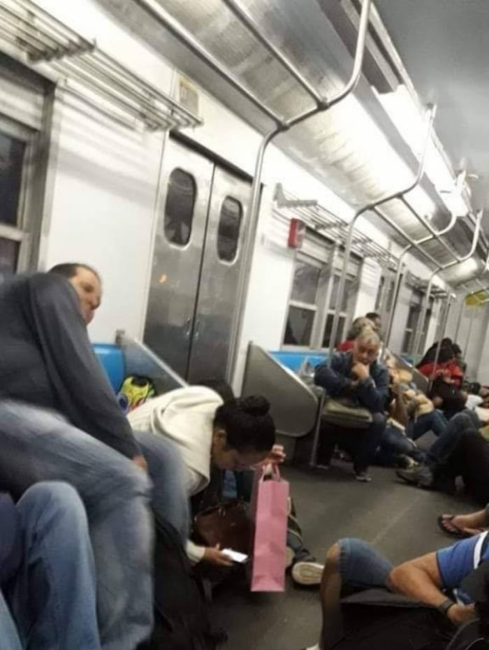 Passageiros no chão do trem do ramal Belford Roxo