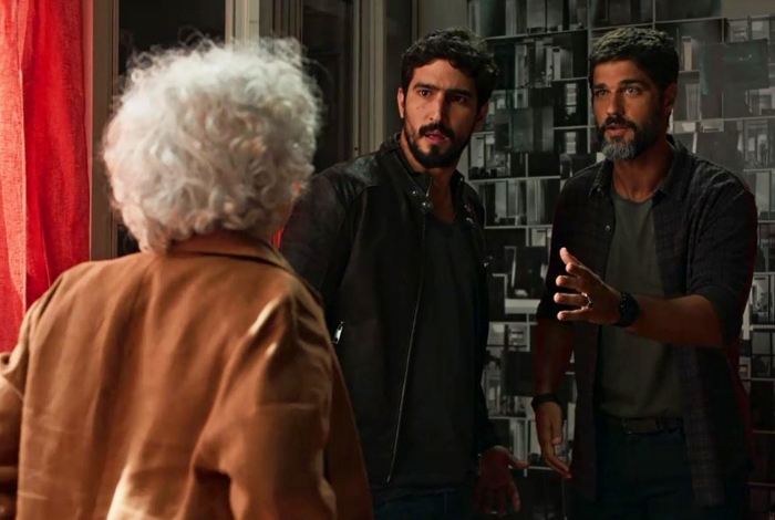 Jamil (Renato Góes) e Hussein (Bruno Cabrerizo) encontram provas, em 'Órfãos da Terra'