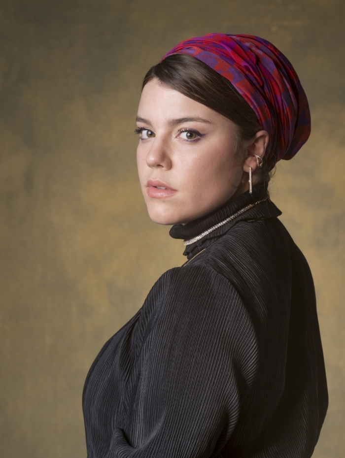Dalila (Alice Wegmann) fica entre a vida e a morte, e Fairouz (Yasmin Garcez) decide vir ao Brasil