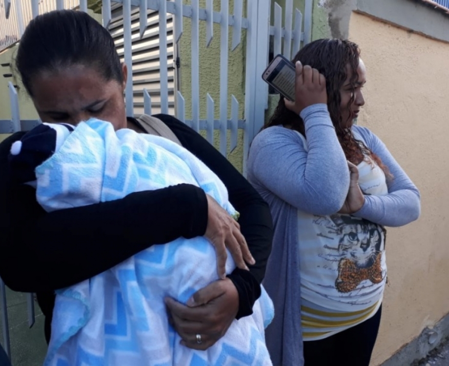 Avó não tinha com quem deixar o neto de quatro meses e trouxe para o local onde foi prometido emprego no Centro de Niterói. Anúncio era falso