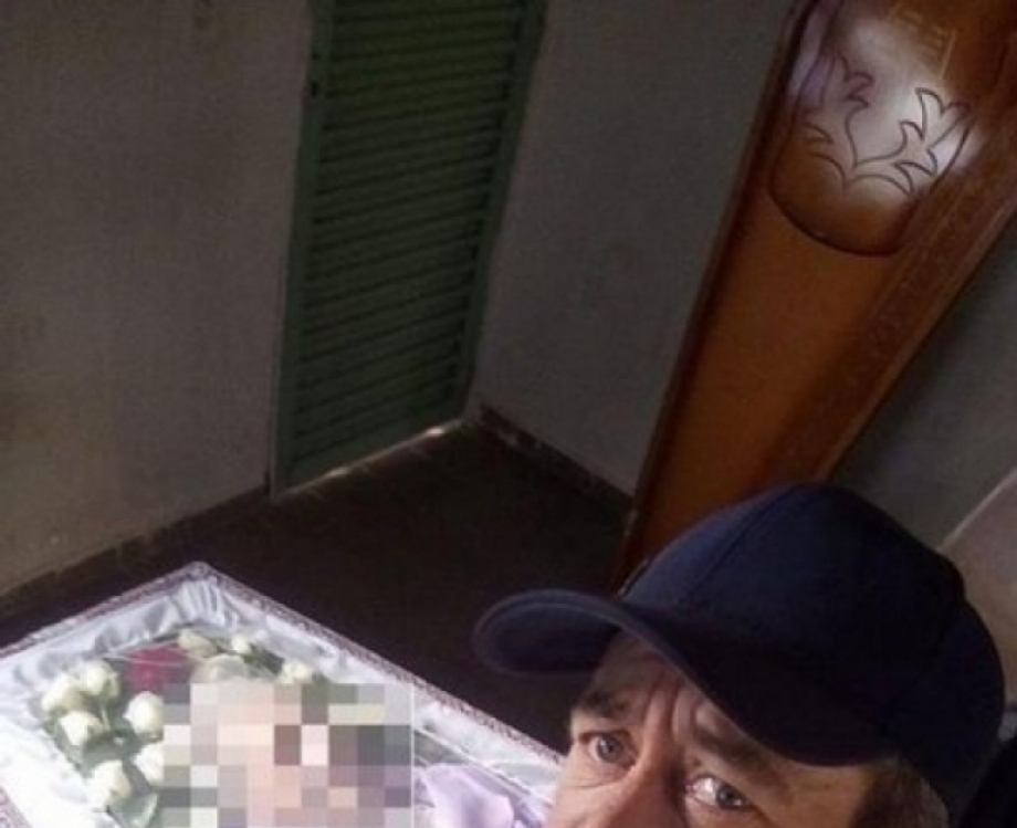 Zé Ricardo em velório da mãe